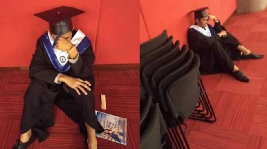 Joven llora en su graduación
