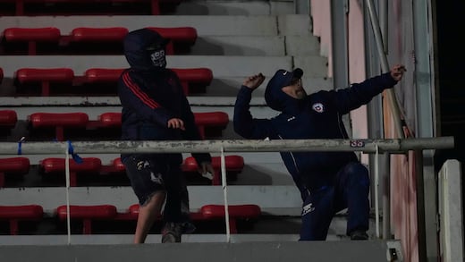“La obligaron a beber orina”: Revelan que fans chilenos abusaron de empleada durante disturbios en el Independiente vs U. De Chile