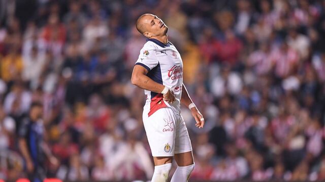 Chicharito Hernández, en un partido con Chivas.