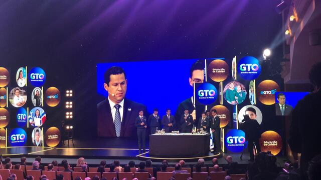 Gobernador de Guanajuato con competidores internacionales de robótica.