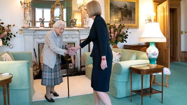 Elizabeth Truss, la nueva primera ministra de Reino Unido y la Reina Isabel II/AFP