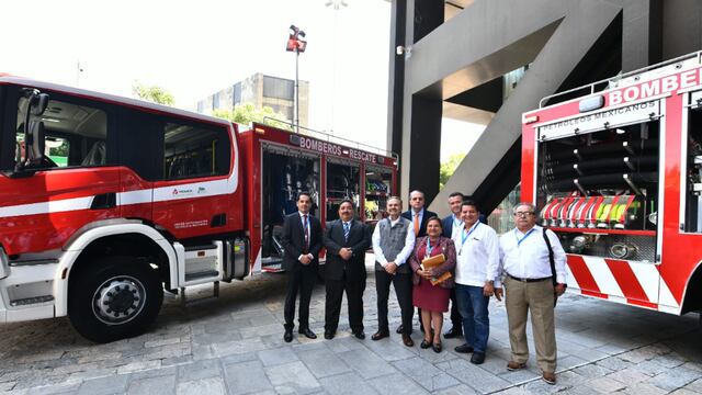 Camiones de bomberos en municipios de Pemex