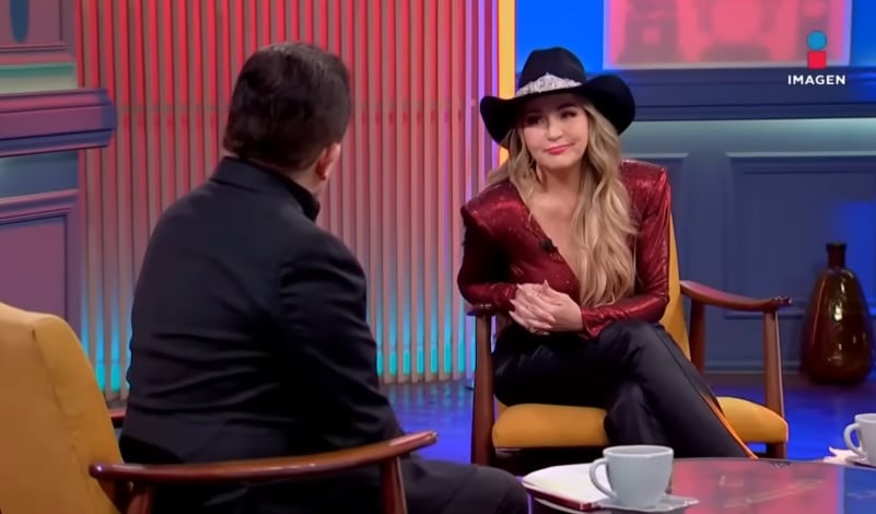 Alicia Villarreal cuestiona a Gustavo Adolfo Infante sobre la violencia de Kumbia Kings.