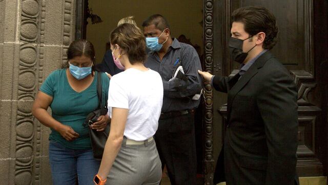 Padres de Debanhi Escobar se reunieron con el gobernador Samuel García y su esposa Mariana Rodríguez en el Palacio de Gobierno.