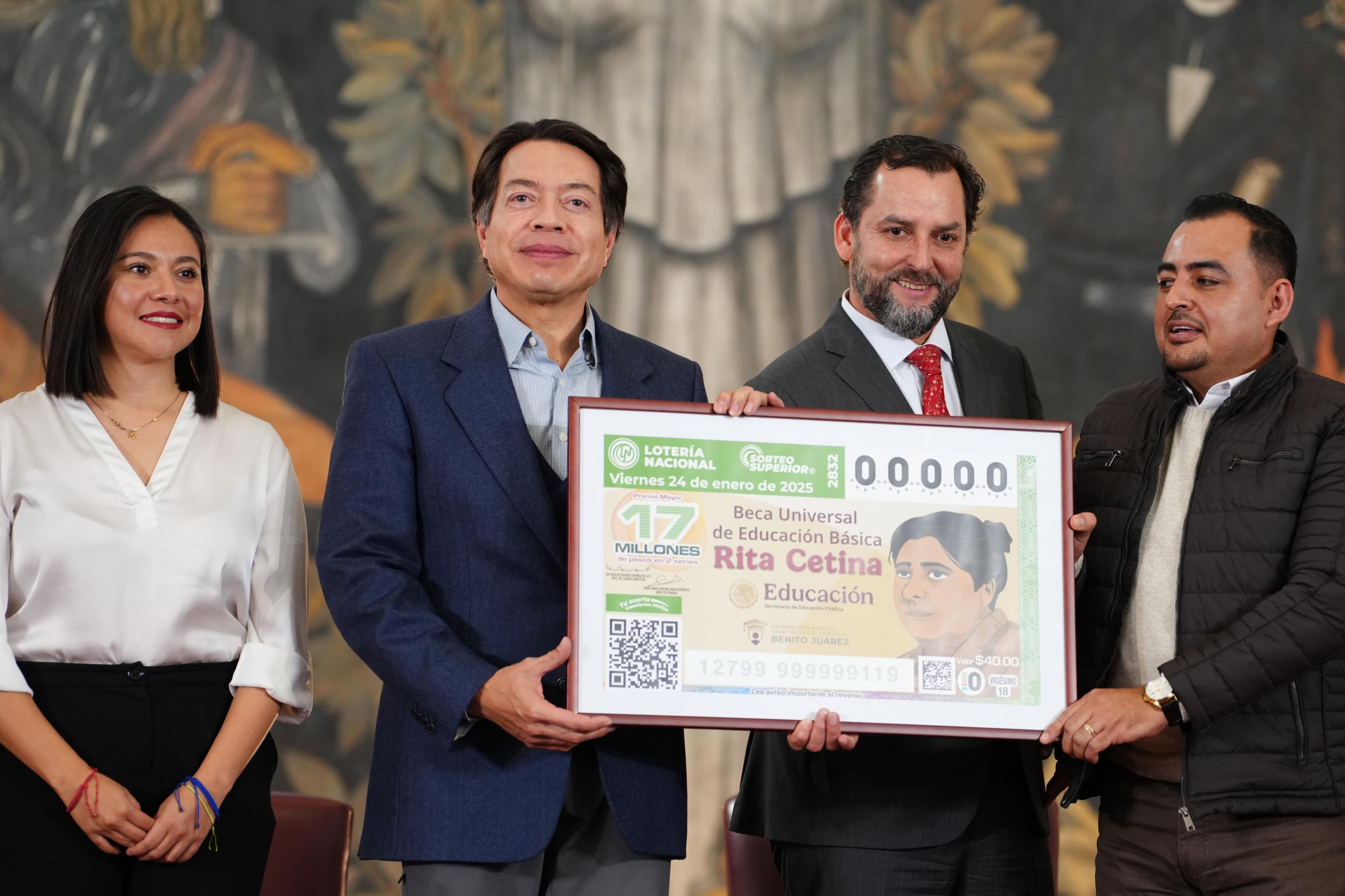Mario Delgado presenta billete de la Beca Rita Cetina
