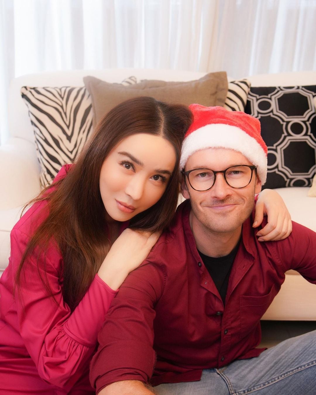 Anne Jakapong Jakrajutatip y su esposo.