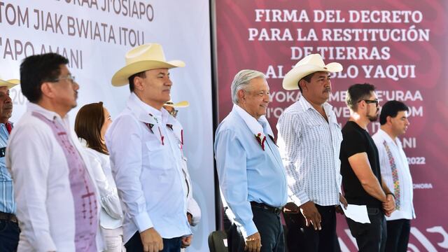 Adelfo Regino, Alfonso Durazo, Andrés Manuel López Obrador, José Ricardo Jaimes Valenzuela, Román Meyer Falcón y Jesús Ramírez Cuevas, durante la Firma del Decreto para la Restitución de Tierras al Pueblo Yaqui en Guaymas, Sonora.