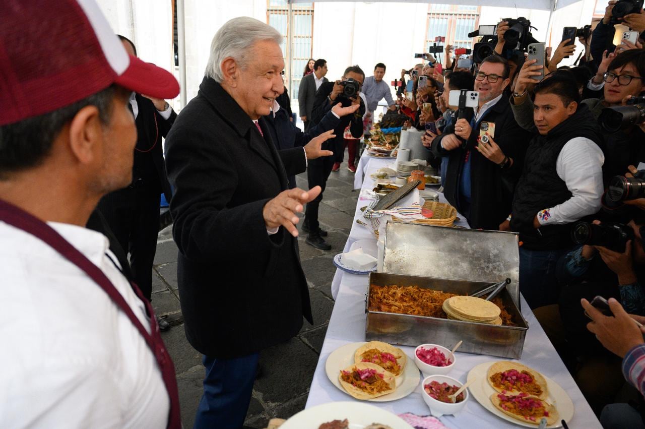 AMLO durante convivio con periodistas y su equipo de comunicación social tras su última Mañanera