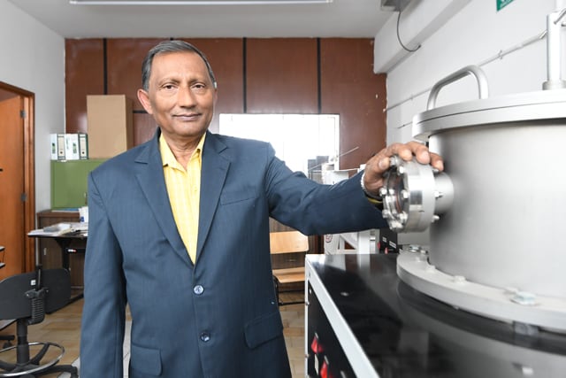 Umapada Pal, pionero en nanociencia, fabrica nanomateriales en Instituto de Física de la BUAP.