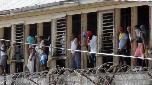 Los reos atacaron al personal de seguridad con su propio gas pimienta.