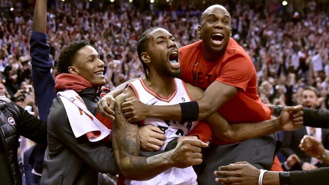Kawhi Leonard celebra el triunfo de los Raptors