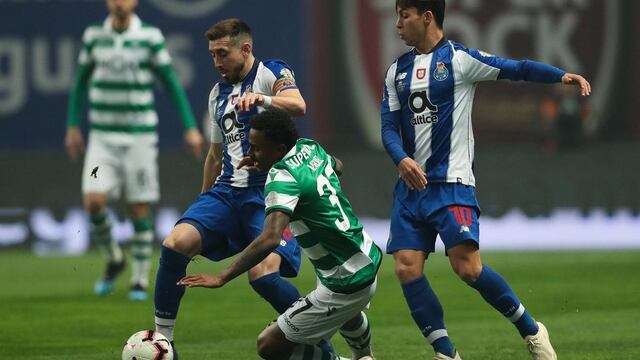 Héctor Herrera disputa una pelota ante un lisboeta.