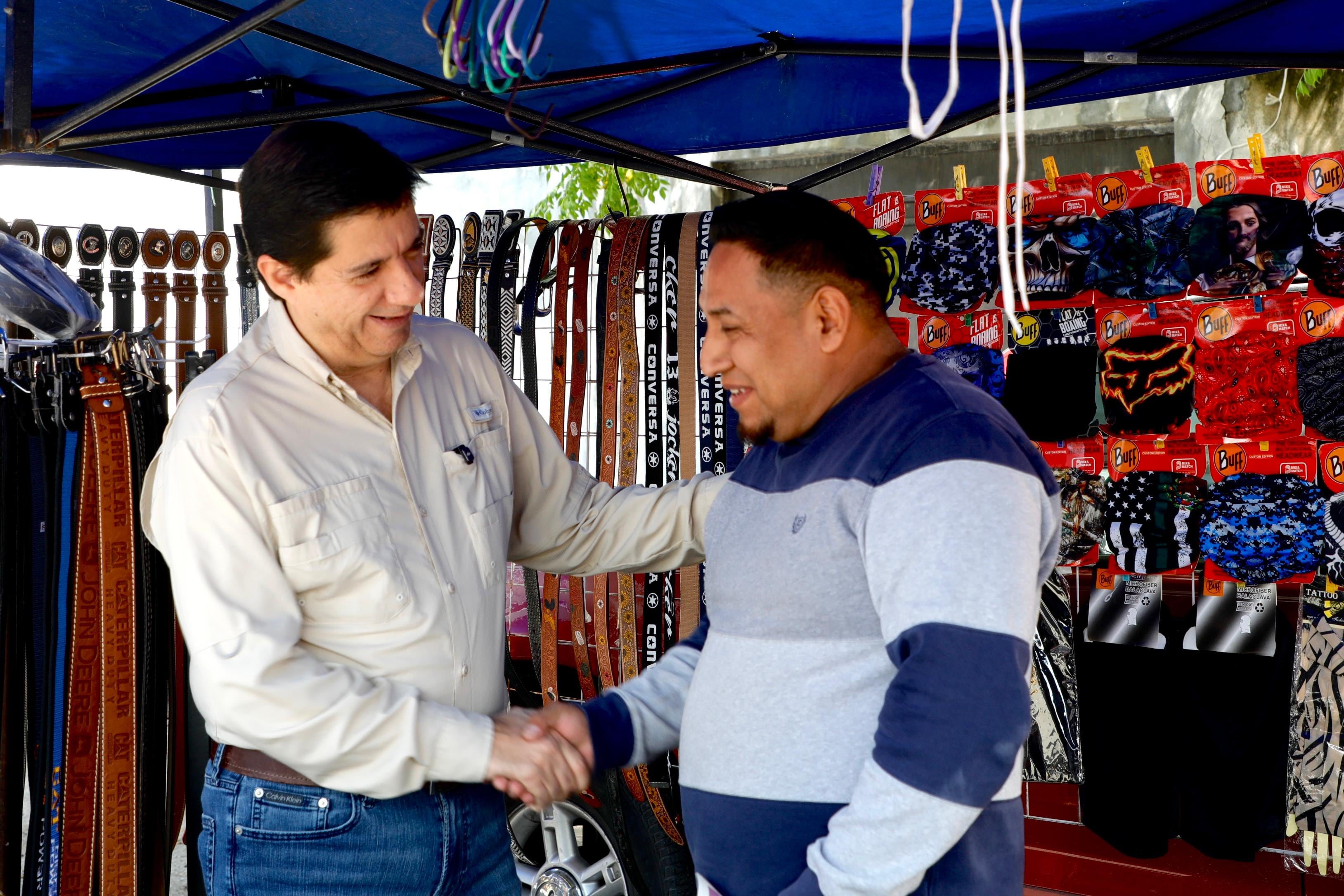 Felipe Canales recorre mercadito de Jardines del Canadá en Escobedo