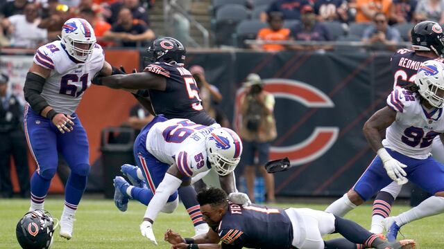 Justin Fields sufrió un brutal golpe durante un juego de pretemporada de la NFL.