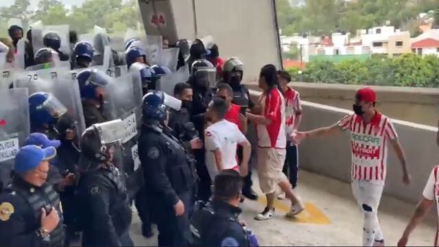 Aficionados del Club Necaxa fueron desalojados con violencia por parte de los elementos de seguridad.