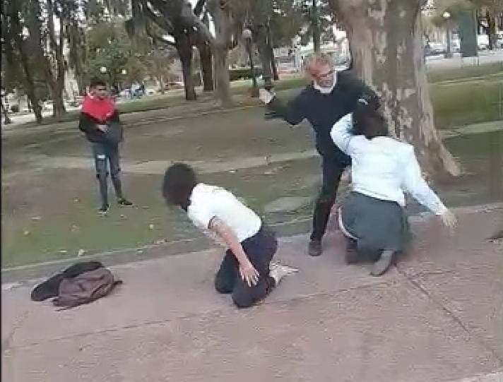 Maestra calma pelea entre alumnas a punta de cachetadas