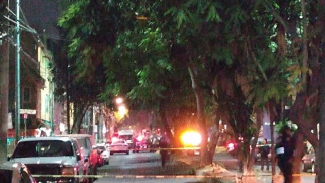 La SSC de la CDMX estableció un perímetro de seguridad en torno a la zona.