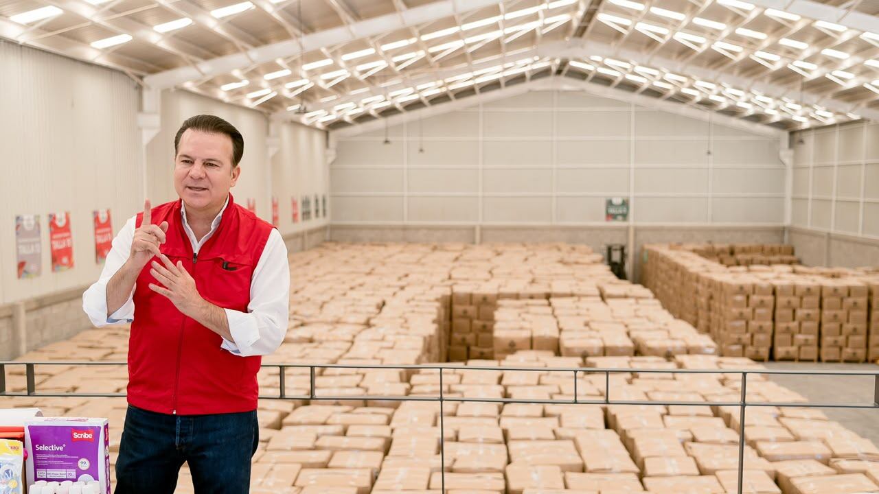 Esteban Villegas alista 364 mil uniformes y 197 mil paquetes de útiles en Durango
