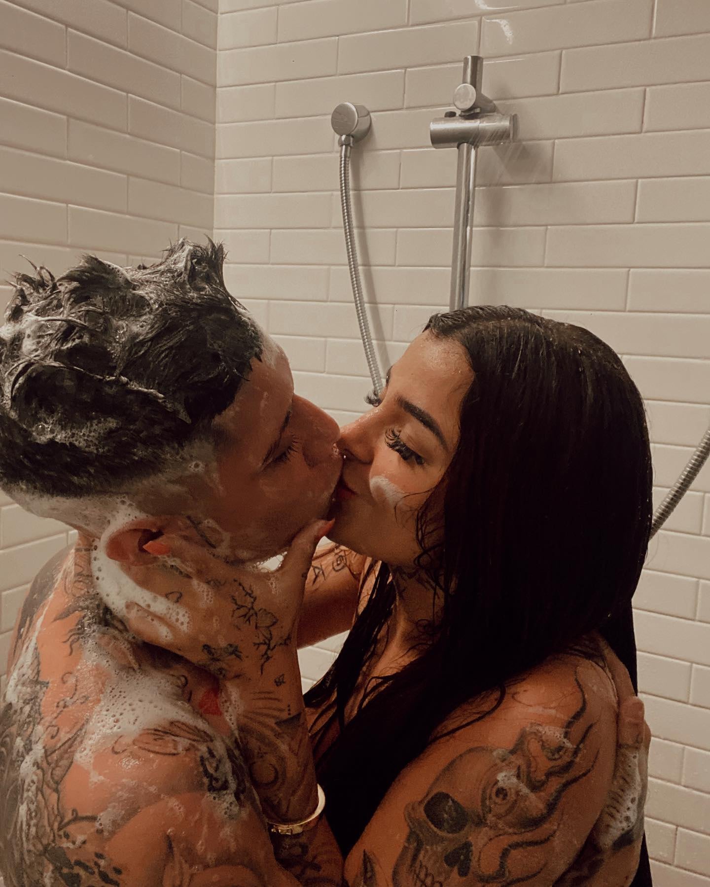Santa Fe Klan y Karely Ruiz se muestran bañándose.