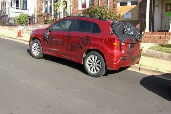 Carro rayado con mensaje para 'Mike'