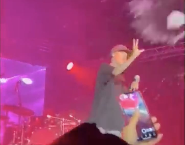 VIDEO: Lanzan botella de tequila a Santa Fe Klan durante concierto en Texas