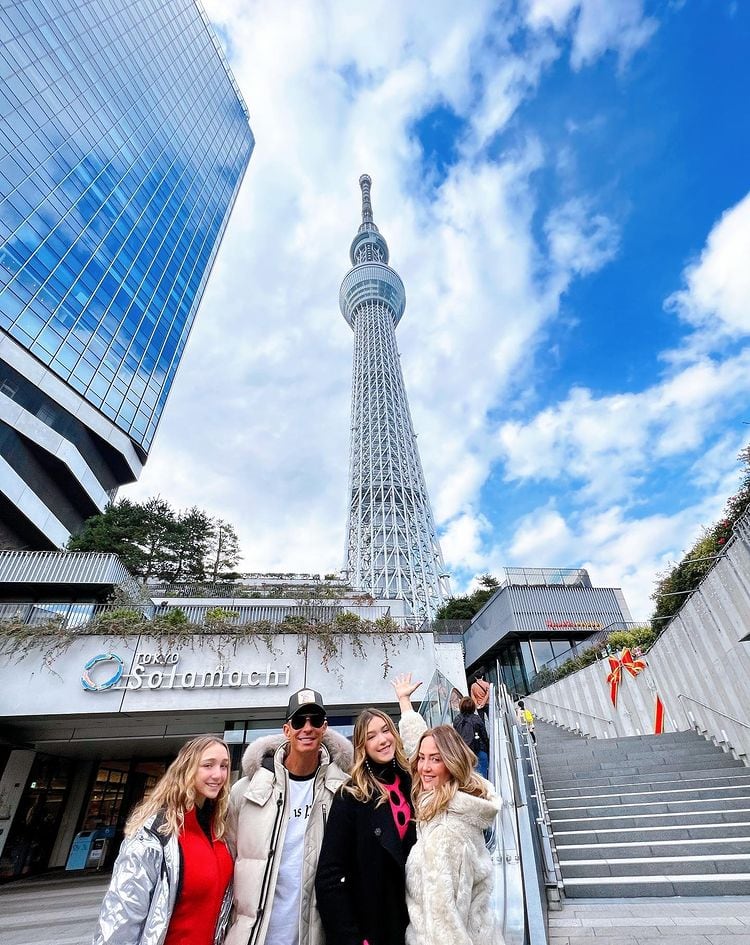 Andrea Legarreta y su familia en Japón