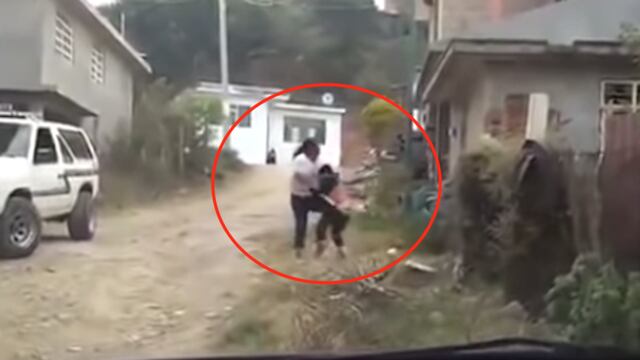 Madre golpea a su hijo.
