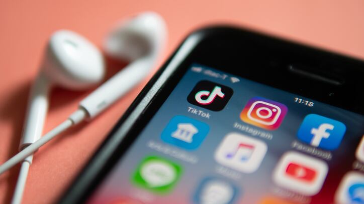 Se hace pasar por su hija en TikTok para atrapar a supuesto pedófilo