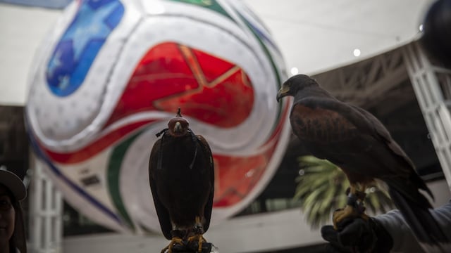 Aspectos del balón oficial a escala del mundial 2026 ubicado en la entrada principal del Aeropuerto Internacional de la ciudad de México (AICM)