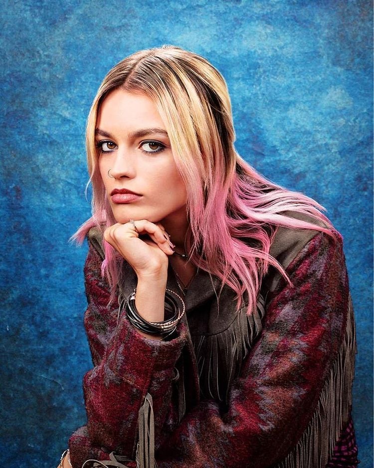 Emma Mackey como Maeve.