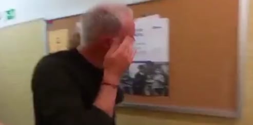 Profesor jubilado llorando al ver la despedida de sus alumnos