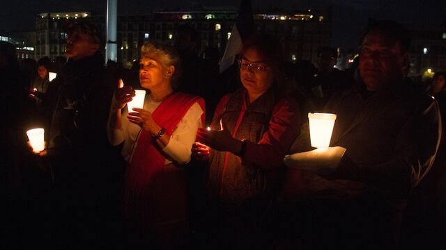 Cientos de personas marcharon ayer en apoyo a los normalistas de Ayotzinapa. Foto/Cuartoscuro