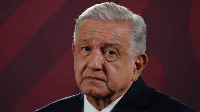 Guardián de las tradiciones regaña a AMLO por entregar bastón de mando
