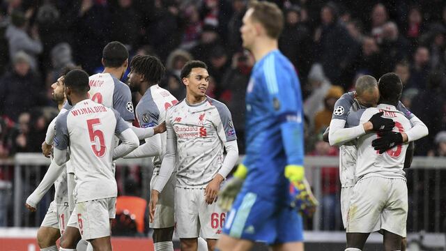 Los Reds celebran ante la mirada de Manuel Neuer