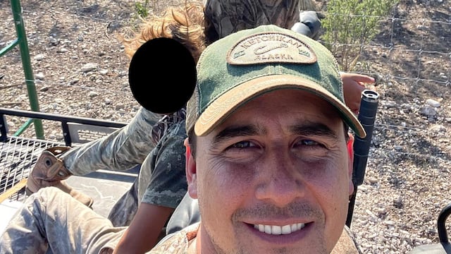 Manolo Jiménez presume cacería con armas prohibidas