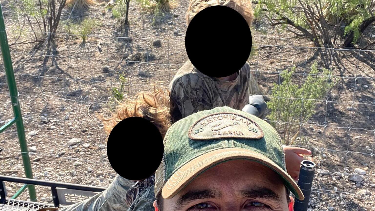 Manolo Jiménez presume cacería con armas prohibidas por la Ley Federal de Armas de Fuego y Explosivos