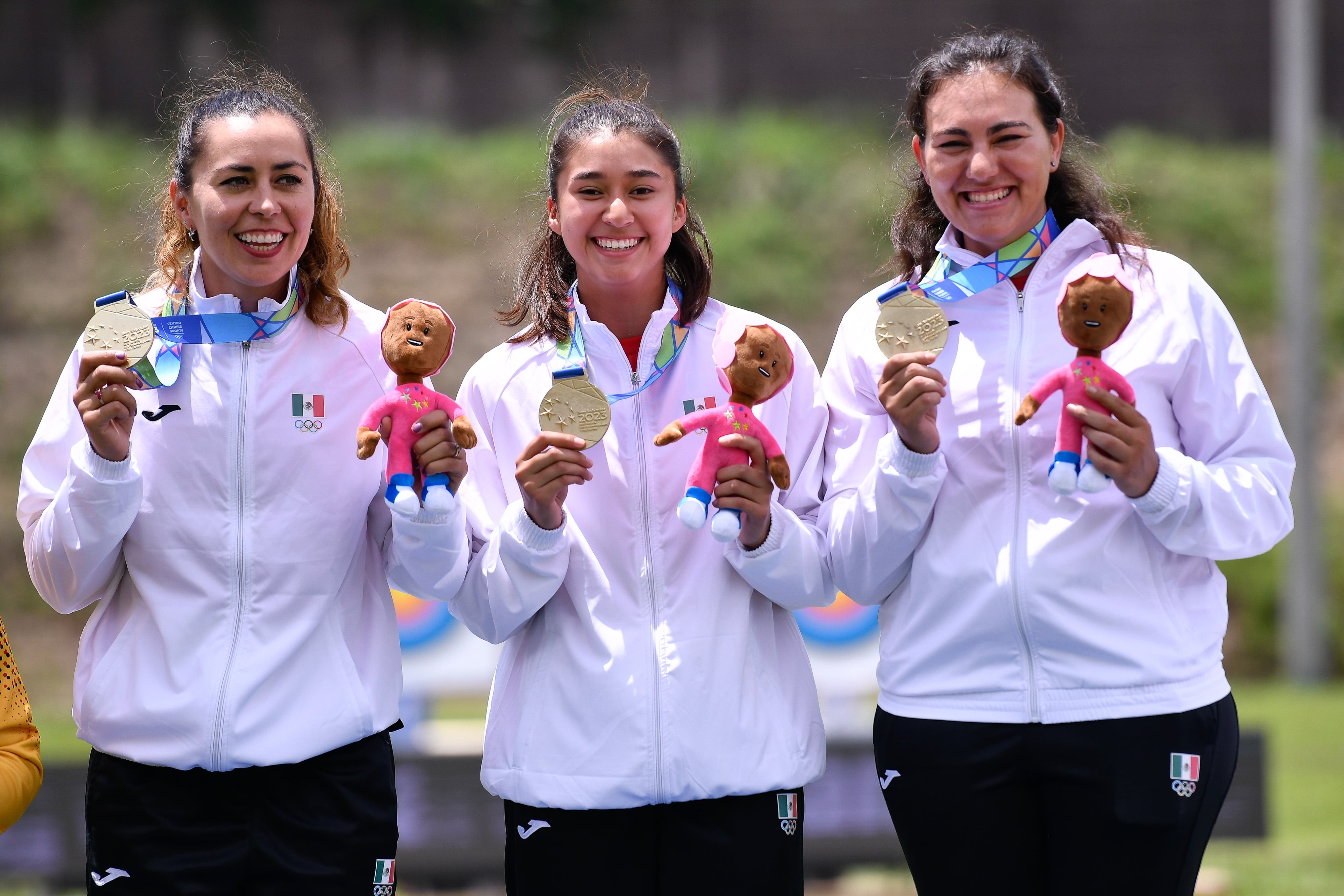 Aida Román, Angela Ruiz, Alejandra Valencia, arqueras mexicanas medallistas en los Juegos Centroamericanos 2023.