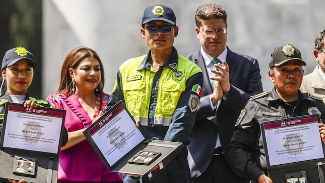 La jefa del Gobierno de la Ciudad Clara Brugada Molina y el titular de la SSC, Pablo Vázquez entregaron premios y reconocimientos a policías Capitalinos.
