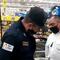 Detienen a policía de Neza por robar en tienda Walmart (VIDEO)