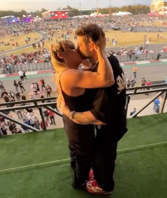 Wendy Guevara y Nicola Porcella besándose