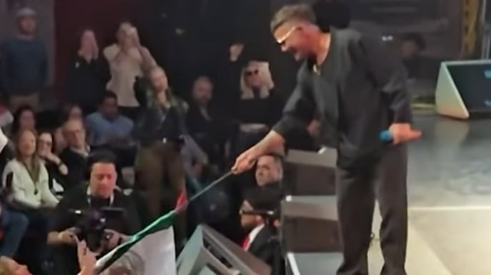 Alejandro Sanz le entrega bandera de México a Candela Márquez en concierto de la CDMX