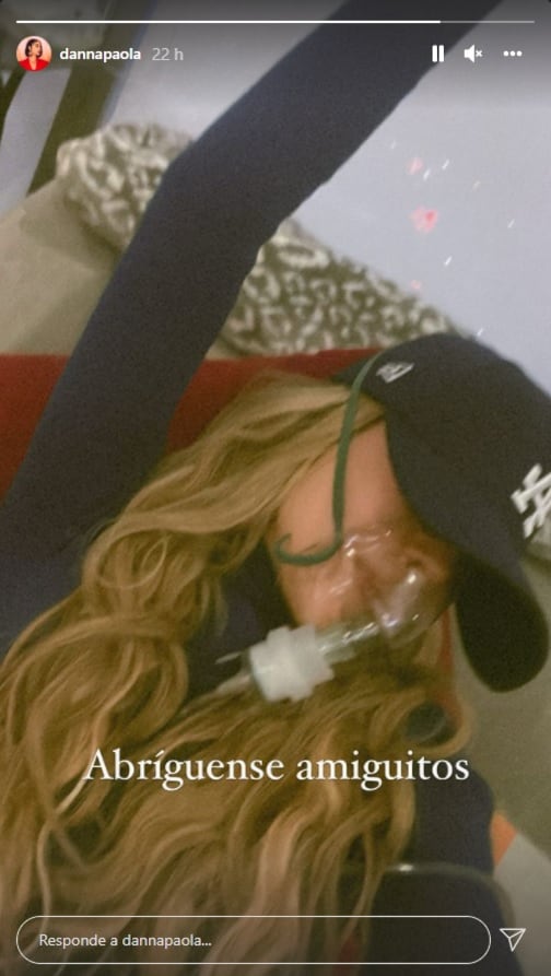 Danna Paola alarma a sus seguidores al aparecer con un tanque de oxígeno