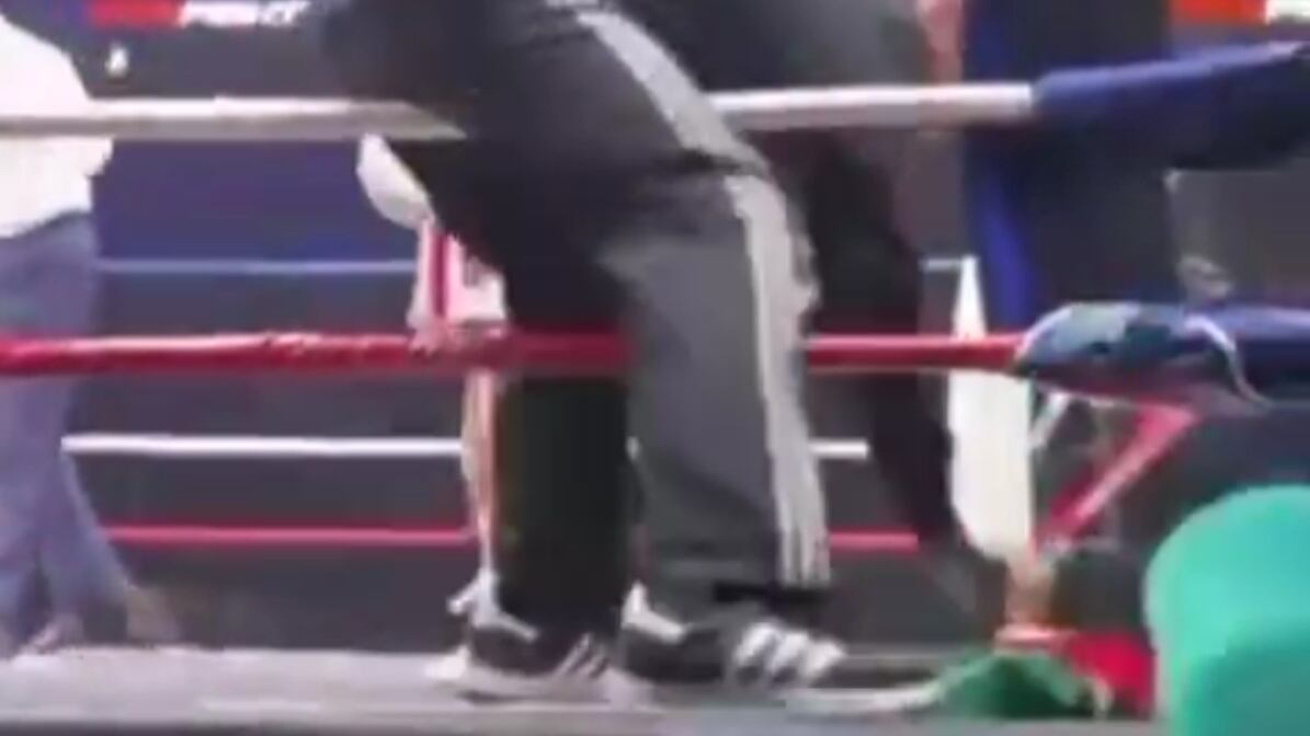 Indigna equipo de boxeador mexicano; usó la bandera tricolor para limpiar su esquina