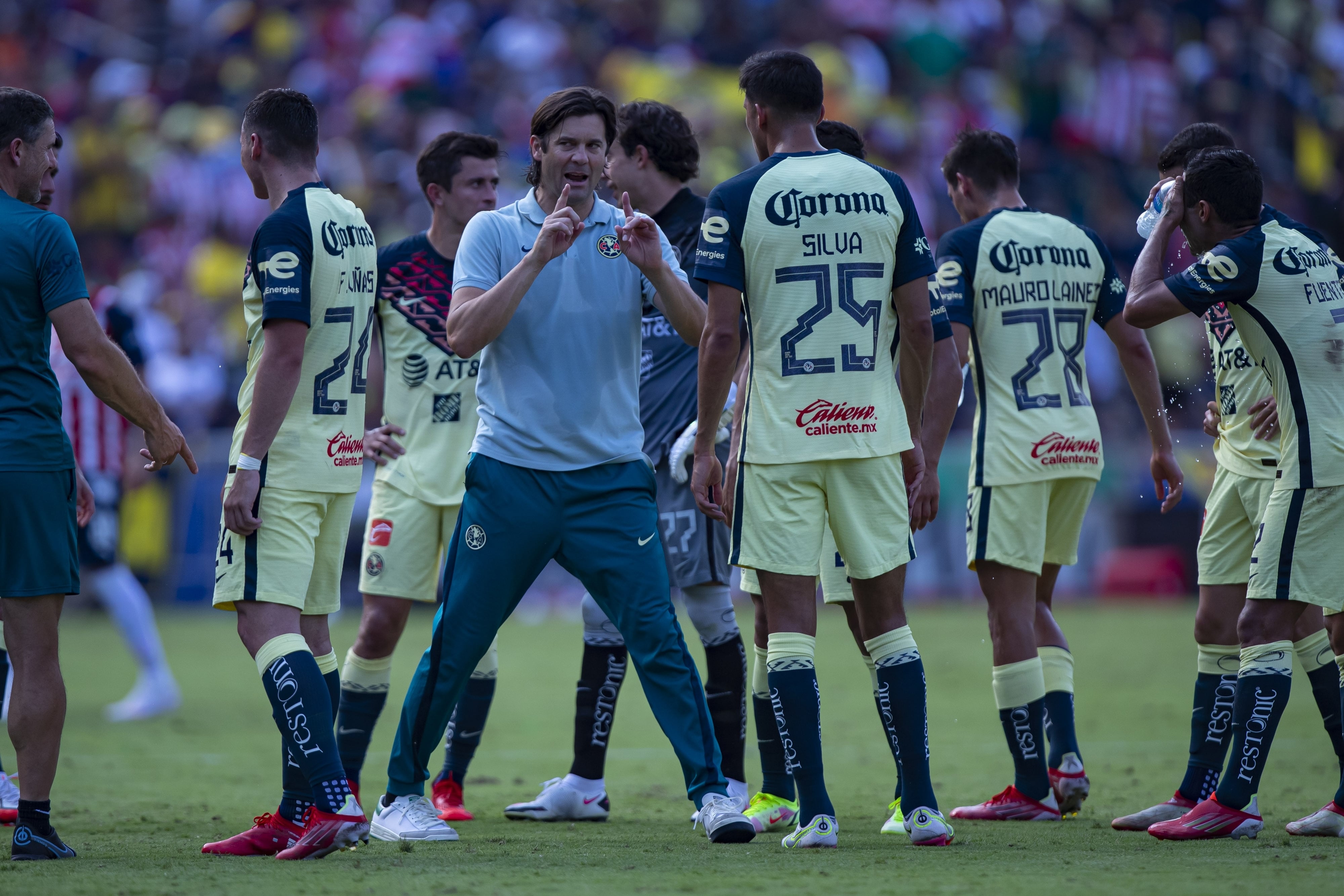 Santiago Solari dando indicaciones a jugadores del Club América