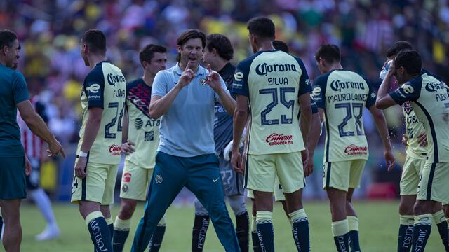 Santiago Solari dando indicaciones a jugadores del Club América