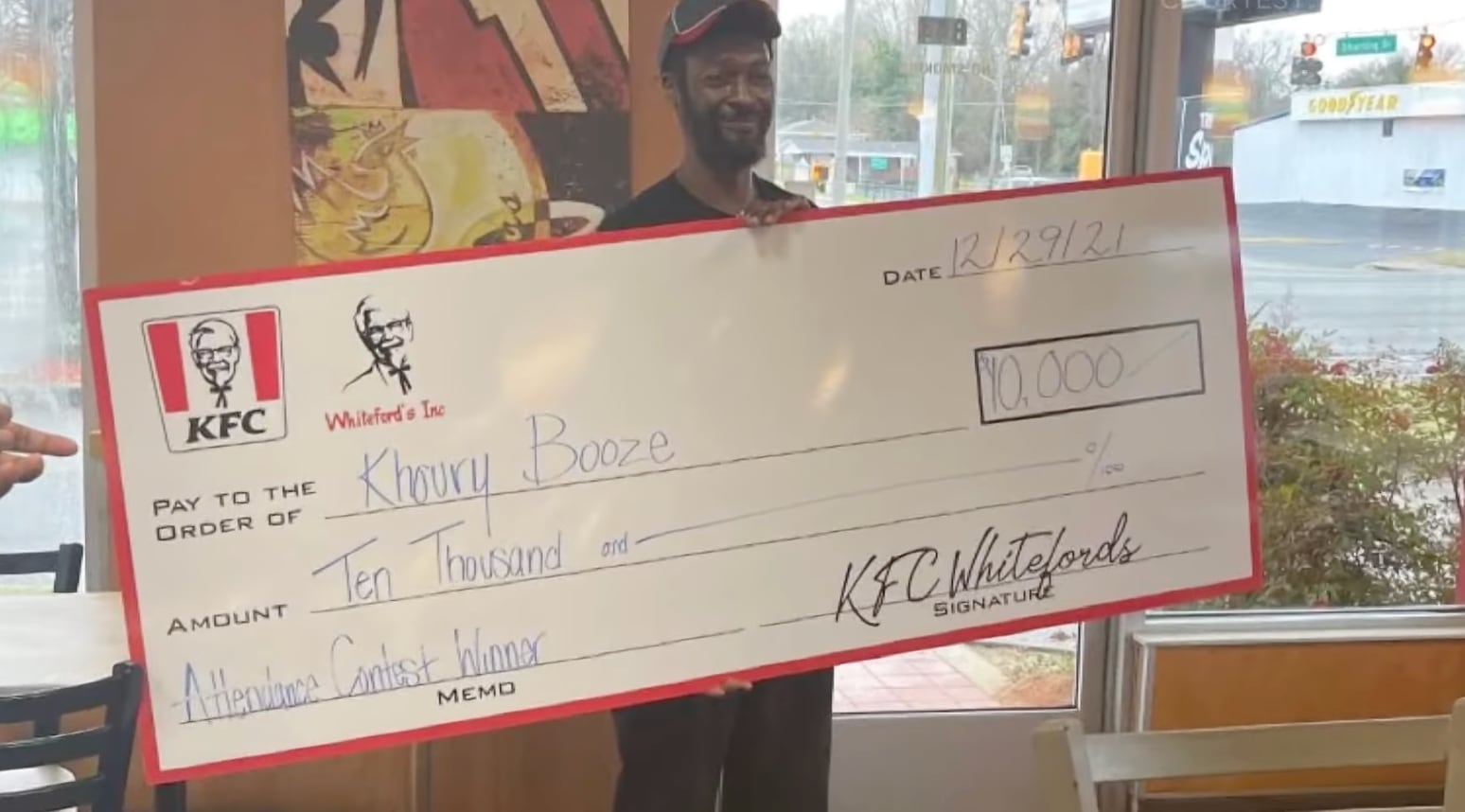 Empleado recibiendo el cheque