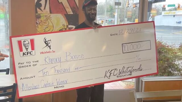 Empleado recibiendo el cheque