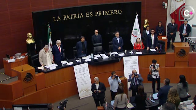 Dedican minuto de silencio a Ximena Guzmán Cuevas y Jose Muñoz.
