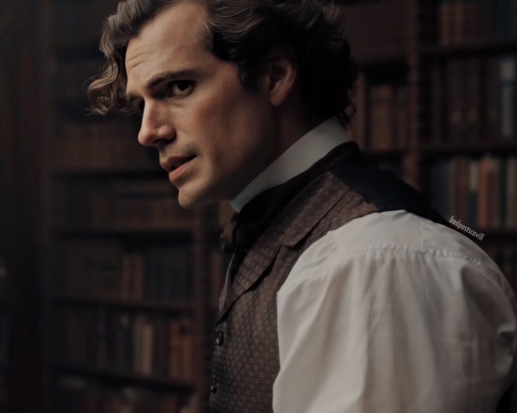 Henry Cavill como detective en la película de Netflix