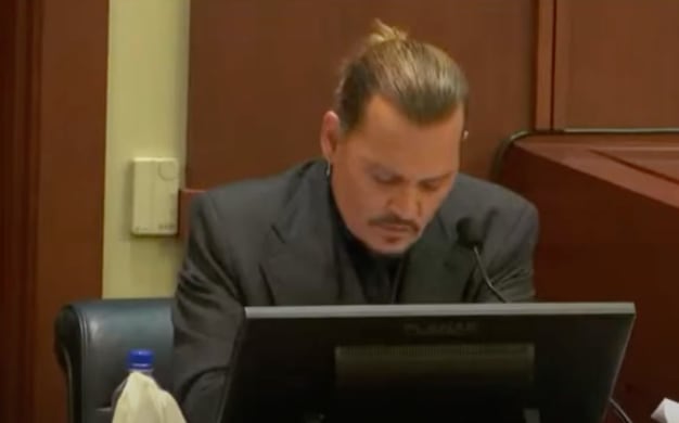 Johnny Deep escuchando el audio